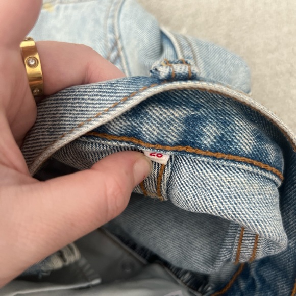 - Levi denim jean shorts - Picture 5 of 8